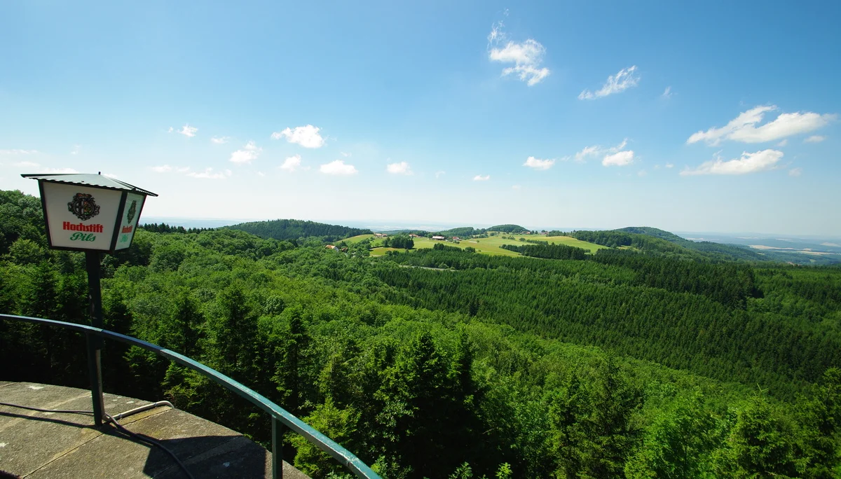 Enzianhütte, Weiherberg, Rhön, Panorama Sonnenterrasse | © Thomas Noll Enzianhütte, Weiherberg, Rhön, Panorama Sonnenterrasse | © Thomas Noll