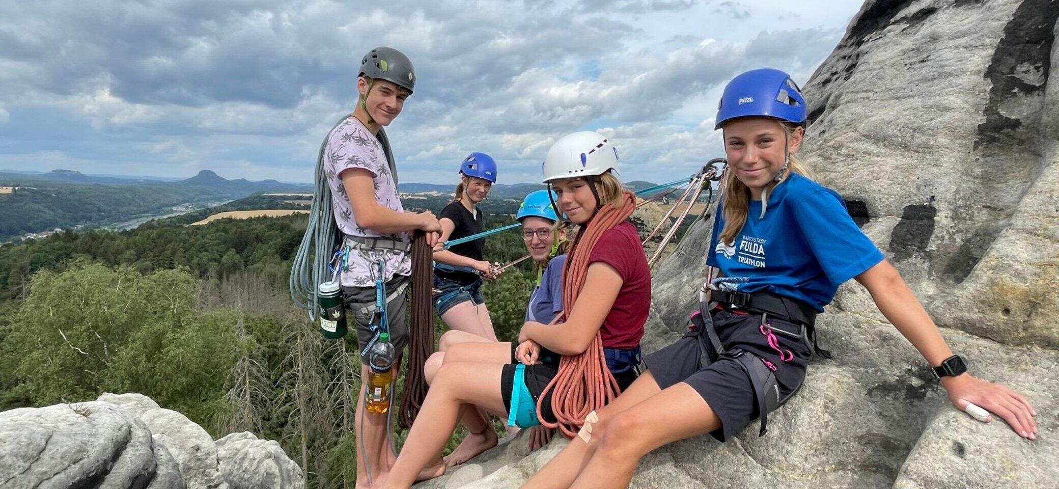 JDAV Fulda Jugendleiter Jonas mit Teilnehmer:innen im Elbsandsteingebirge | © Johannes Schmidt & Felicia Bug | JDAV Fulda