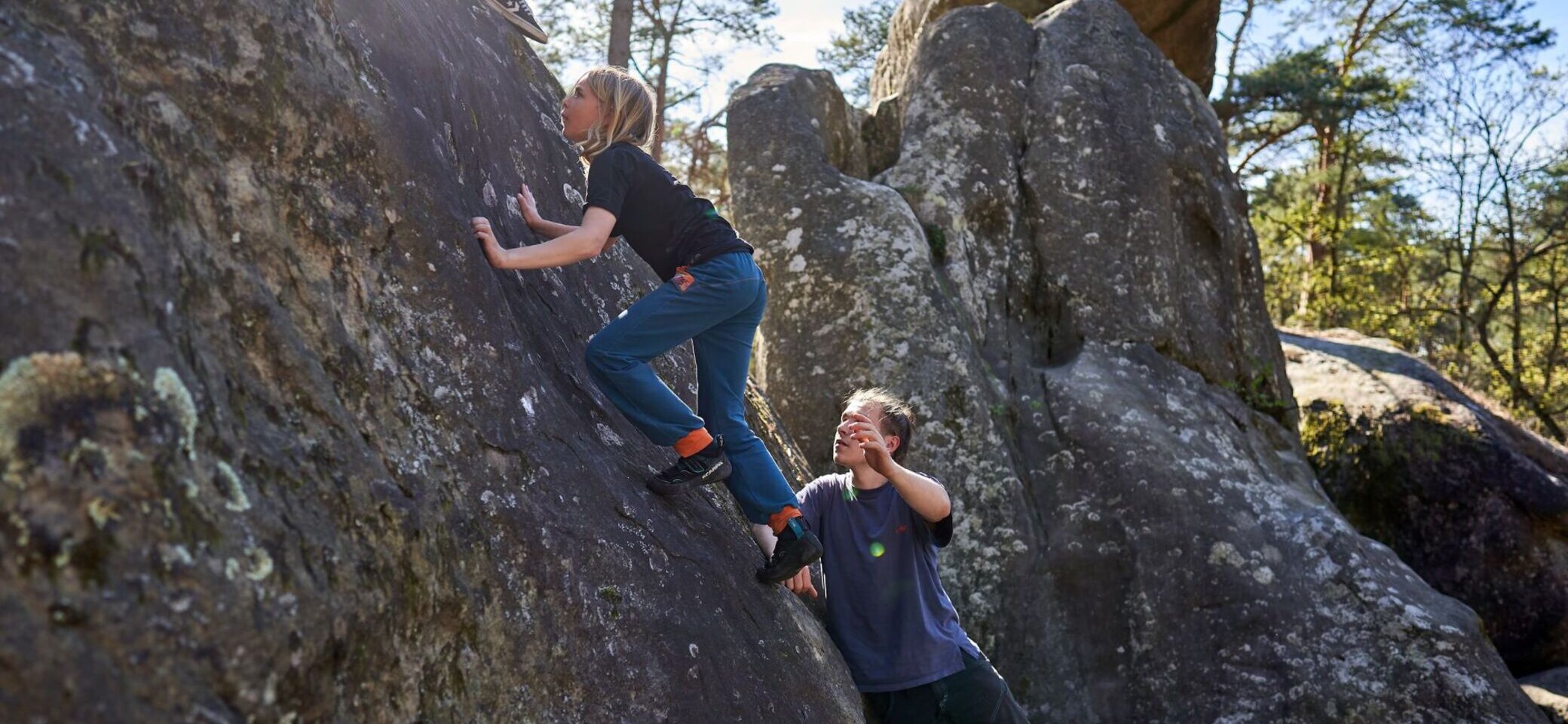 JDAV Fulda Jugendleiter Hannes spottet einen Teilnehmer beim Bouldern | © Julian Enders | JDAV Fulda